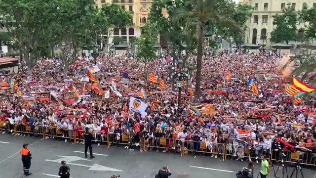 Lleno en la plaza del Ayuntamiento para recibir al Valencia CF
