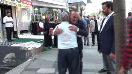 Dışişleri Bakanı Çavuşoğlu, Zeytinburnu'nda esnaf ziyaretinde bulundu