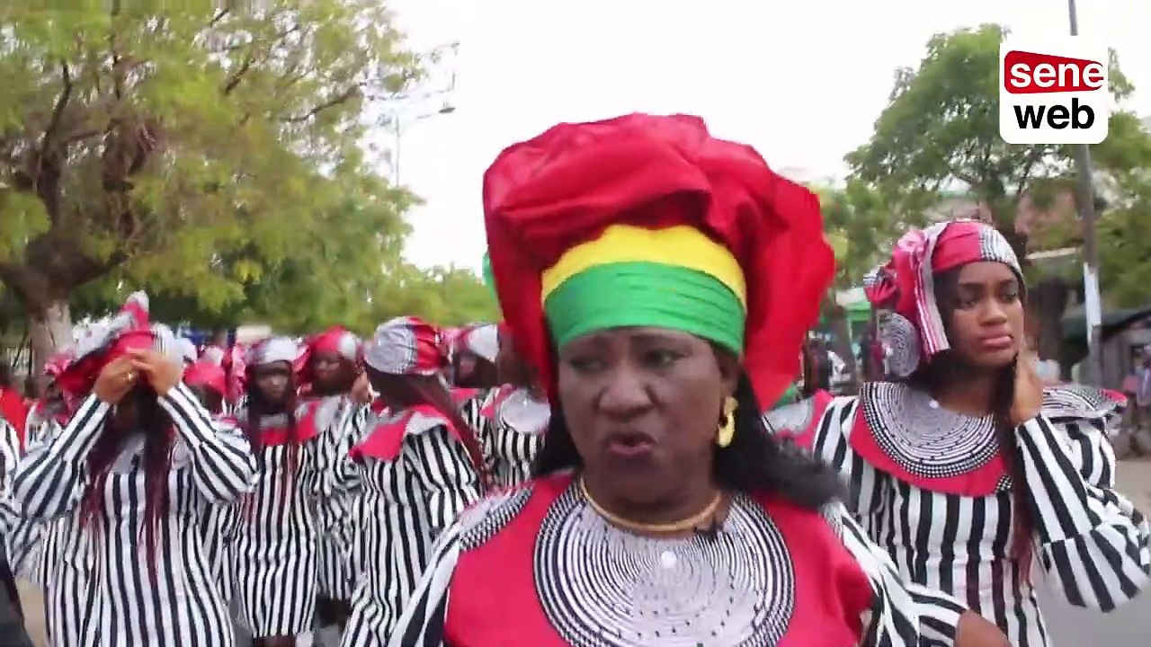 Dans l'intimité des majorettes du lycée John Fitzgerald Kennedy le jour du défilé