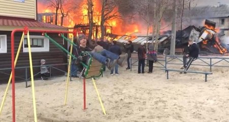 Ev Yanarken Salıncakta Sallanan Çocuk Sosyal Medyaya Damga Vurdu!