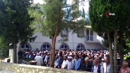 Kazada ölen şehit babası oğlunun mezarının yanına defnedildi