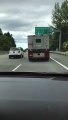 Une ambulance roule la porte ouverte sur l'autoroute !