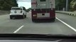 Une ambulance roule la porte ouverte sur l'autoroute !