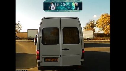 Un conducteur de camionnette traverse au pire moment quand un camion arrive !