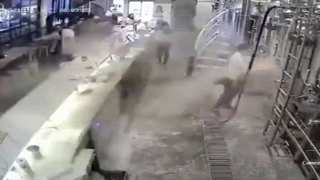 Cet employé va faire la bêtise de la journée : inondation de bière après avoir ouvert une cuve !