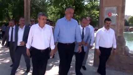 Bakan Ersoy ney dinleyip balıklara yem verdi