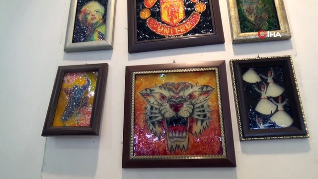 Kendine has teknikle yaptığı eserlere sipariş yetiştiremiyor...Turistler cam üzerine özel bir teknikle işlenen resimlere hayran kalıyor