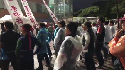 현대중 노조, 주주총회장 점거 밤샘 농성 / YTN