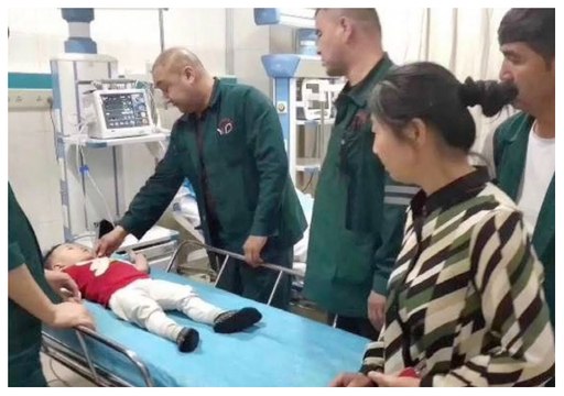 شاب صيني ينقذ طفلاً بعد سقوطه من الطابق الخامس