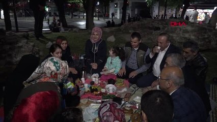 BAKAN ÇAVUŞOĞLU SULTANAHMET MEYDANI'NDA VATANDAŞLARLA SAHUR YAPTI