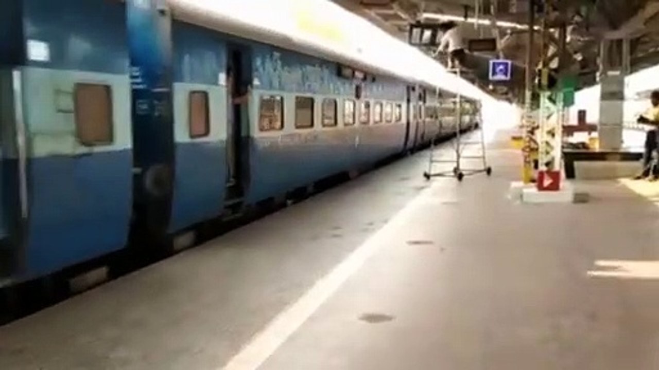 Une femme sauvée d'une chute depuis un train en marche