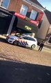 La police tente de contrôler un homme aux pays-Bas ils reçoivent des coups de points