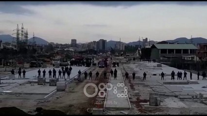 Скачать видео: RTV Ora - Tensione te Bregu i Lumit, banorët kundërshtojnë shembjen e banesave