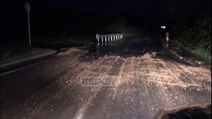 Moti i keq në Gramsh, drejtuesit e automjeteve rrezikojnë nga gurët dhe balta