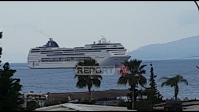 Report TV - Nis sezoni turistik në Sarandë, mbërrin në port kroçerja me 2400 turistë