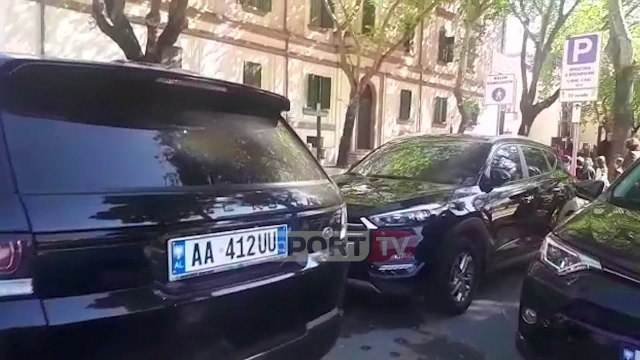 Report TV - Grabitja në Rinas, ministri Lleshaj takim me vartësit në Ministri