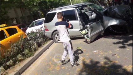RTV Ora – Tirane: Shikoni aksidentin që sapo ndodhi në "Rrugën e Durrësit"