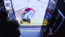 Une femme tue un homme de 75 ans en le poussant hors du bus
