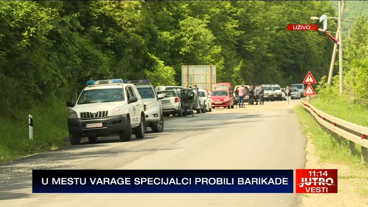 IZVEŠTAČ PRVE SA LICA MESTA GDE ROSU UNIŠTAVA SRPSKA VOZILA: Ovde je kao pravo RATNO STANJE, više osoba je povređeni, specijalci pucaju i bacaju ŠOK BOMBE. Sirene su u Zubinom potoku, Srbi se skrivaju po skloništima i šumama!