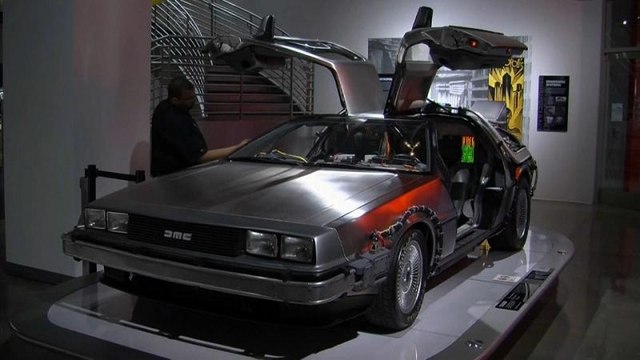 De la DeLorean à la Batmobile, ces icônes de la pop culture exposées à Los Angeles