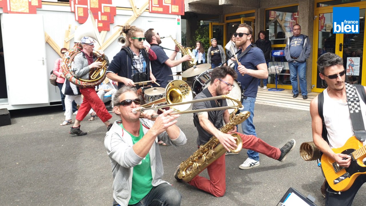 La fanfare Ooz Band à Coutances pour Jazz sous les pommiers