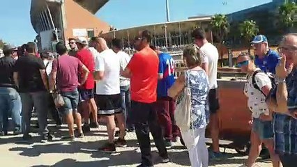 Cola Kilométrica para Comprar Entradas del Recreativo-Fuenlabrada