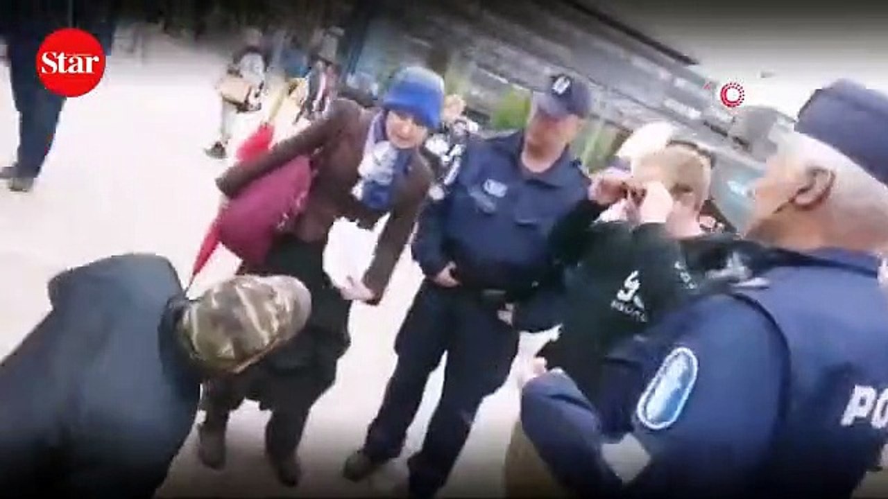 Irkçı siyasetçi Kur’an-ı Kerimi yırttı