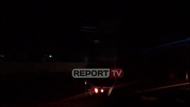 Report TV -Përfshihet nga flakët një pyll në Elbasan, rrezikohen banesat