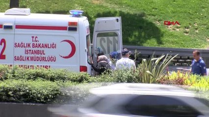 İSTANBUL- BAĞCILAR'DA ÖNÜNDEKİ OTOMOBİLE ÇARPAN MİNİBÜS YAN YATTI