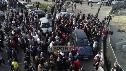Momenti ku militantët e PD te ish-dogana gjuajnë shoferin dhe i marrin çelsat e makinës
