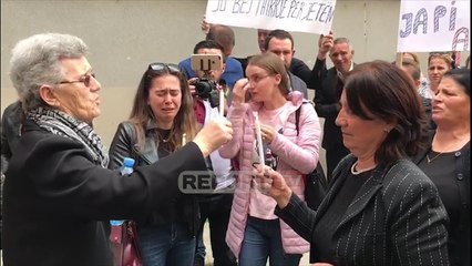 Report TV - 'Kush do t'i japë gji Aleas', shoqet e nënës që vdiq pas lindjes bëjnë premtimin PREKËS