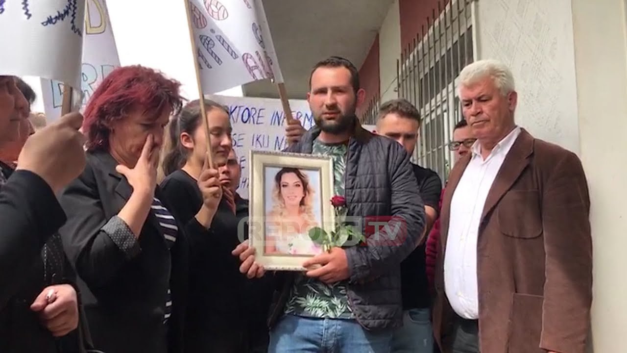 Report TV - 'Kush do t'i japë gji Aleas', shoqet e nënës që vdiq pas lindjes bëjnë premtimin PREKËS