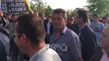 RTV Ora - Konfrontime te “Shqiponja”, qytetari tenton të çajë me makinë turmën e demokratëve