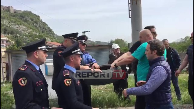 Report TV - Shkodër, militantët e PD 'luftë' gomash me policinë