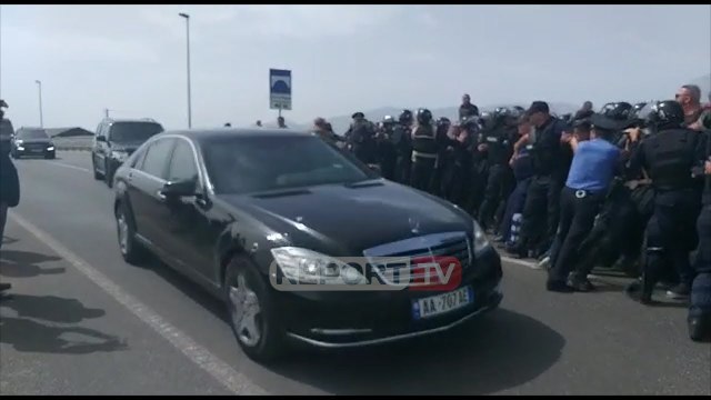 Tension ne Shkodër, momenti kur eskorta e Ramës kalon mes protestuesve, përplasje me policinë