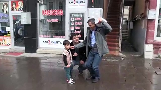 Ramazan topunu 15 yıldır sırtında taşıyor - KARS