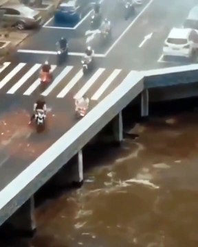 Un ensemble de scooters et voitures tourne à gauche et disparaît complètement