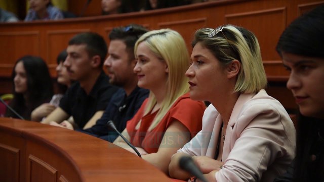 Karta e Studentit, Veliaj: Brenda majit nis shpërndarja - News, Lajme - Vizion Plus