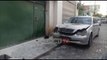 Report Tv - Elbasan/ Përfshihet nga flakët një automjet pranë Universitetit Aleksandër Xhuvani