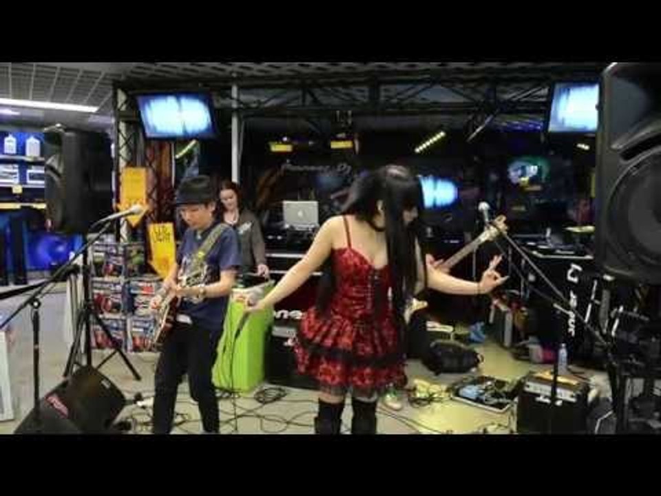 JILL Performing at JB HiFi Sydney