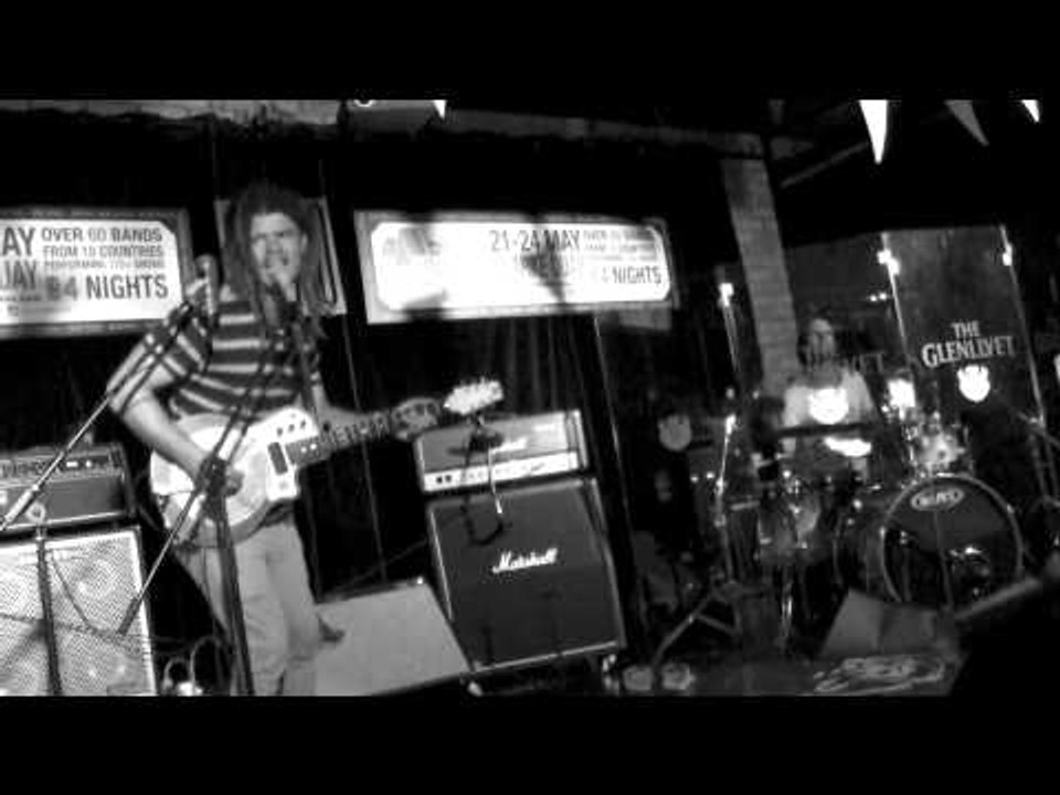 Live: Ash Grunwald "Shake That Thing" in Singapore at Music Matters