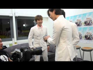 Video: B1A4 takes a very keen interest at Johnny's brand new phone