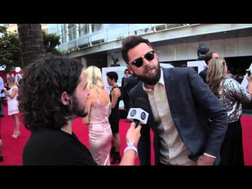 Passenger on touring with Ed Sheeran, Busking at the red carpet at the ARIAs 2015