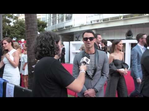Lance Ferguson of The Bamboos talks Tim Rogers on the ARIA Red Carpet 2015