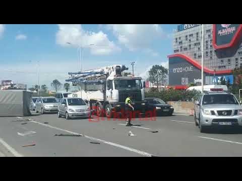 Aksident i frikshem ne autostrade, makina ndahet ne dy pjese