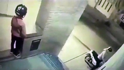 Menina de 11 anos esmurra e afugenta homem que tentava assaltar a mãe