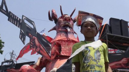 1 Maji nëpër botë. Jelekverdhët marshojnë në Paris bashkë me sindikatat