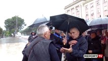 Report TV -Minatorët protestojnë para kryeministrisë, përplasen me njëri-tjetrin