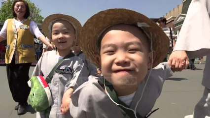 Murgjit e vegjël budistë/ Vizitojnë parkun e lodrave para ritualeve - Top Channel Albania