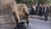 Basha në Elbasan/ Militantët u vendosin zjarrin gomave në mes të rrugës
